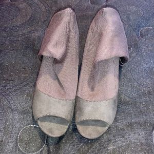 Brand is Qupid, size 10, color gray with white stripes.